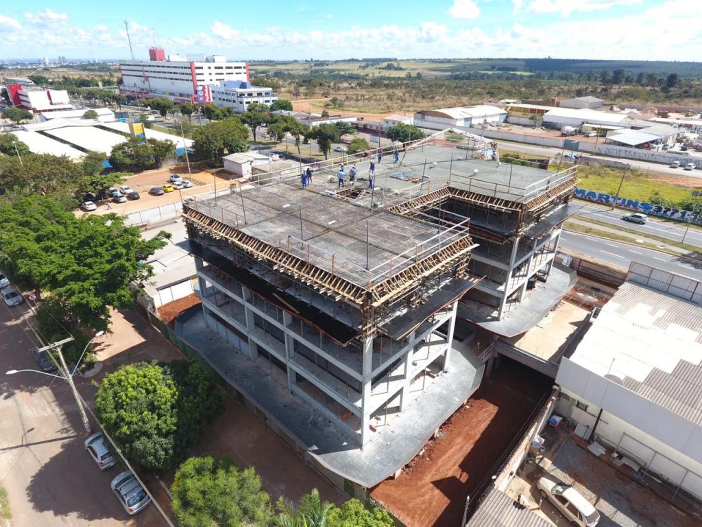 Travamento de pilares, vigas de alumínio e vigas metálicas ROHR em empreendimento comercial de Brasília