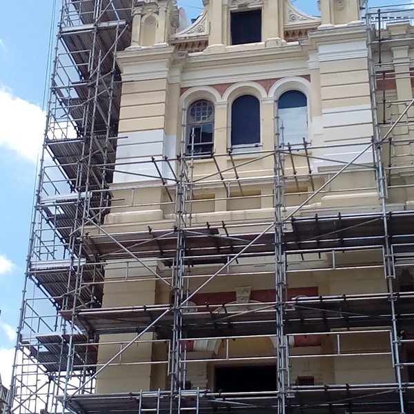 Andaime ROHR Kibloc em aço para auxilio na manutenção da catedral