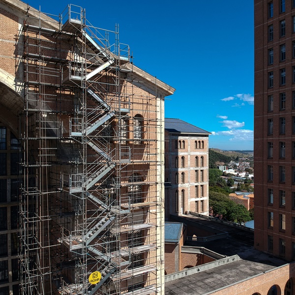 Escada modulada de encaixe ROHR usada na manutenção da catedral