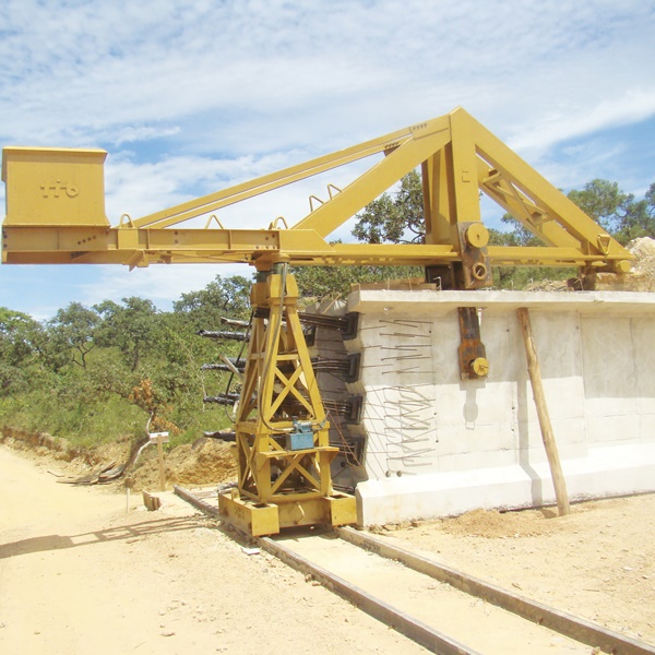 O equipamento é constituído por torres metálicas com roletes, macacos hidráulicos e um braço metálico portante, que trabalha com uma viga alavanca invertida.