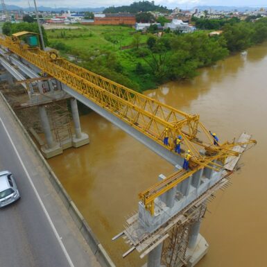 Locação de Treliça Lançadeira para o lançamento de vigas e aduelas pré-moldadas