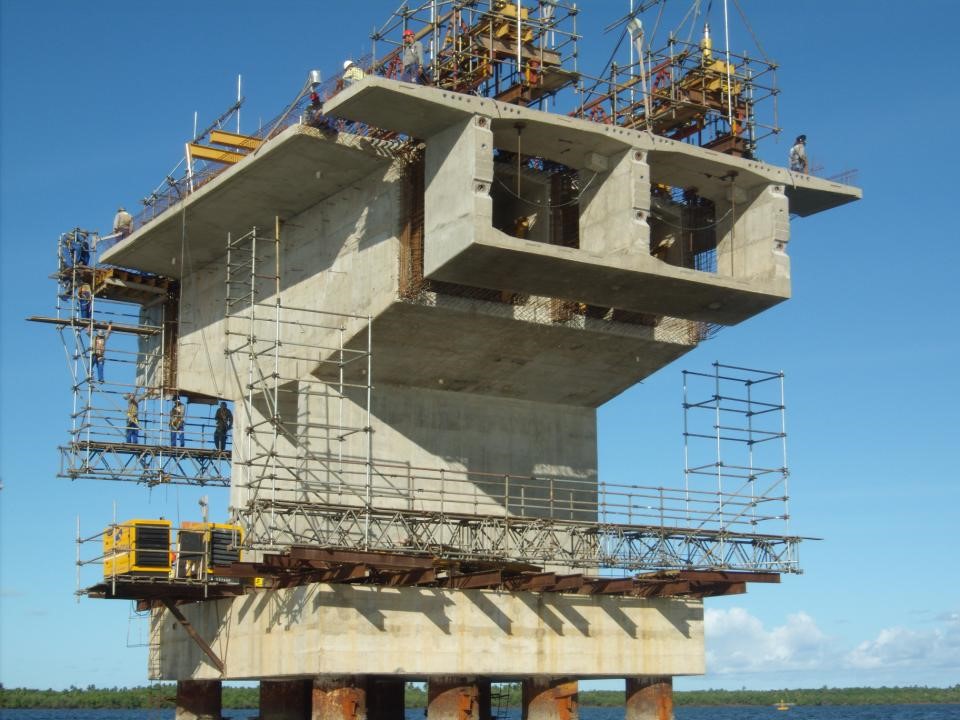 Balanço sucessivo, içamento de aduelas, escoramento e outras soluções ROHR para construção de ponte em Sergipe