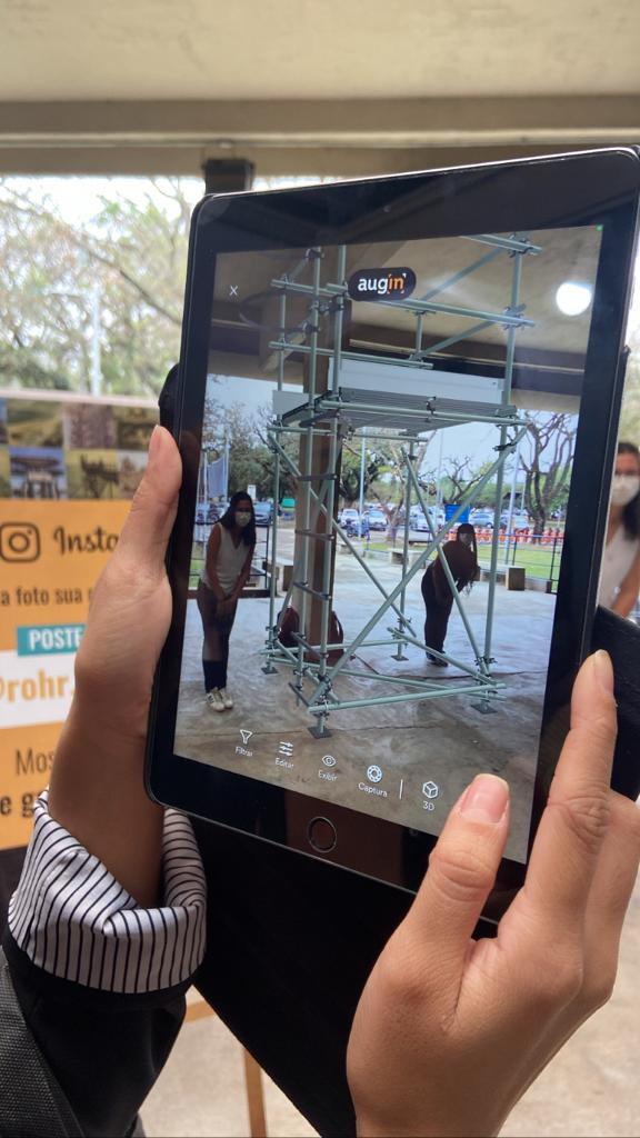 Os alunos navegaram em projetos 3D e exploraram os equipamentos ROHR pela realidade virtual.