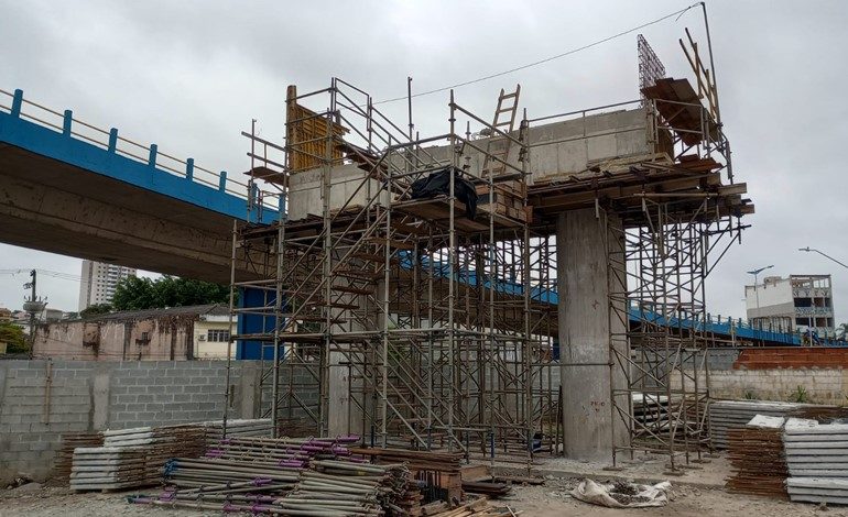 Construção de viaduto em Poá (SP) conta com fôrmas ROHR