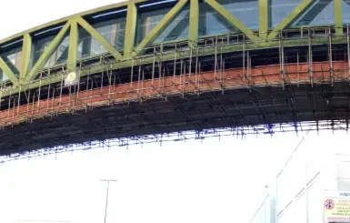 Shopping Center em Porto Alegre conta com andaime suspenso como solução de acesso para passarela