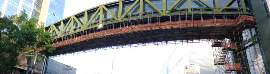 Shopping Center em Porto Alegre conta com andaime suspenso como solução de acesso para passarela