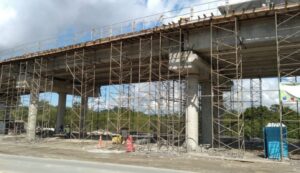 Viaduto sobre linha férrea